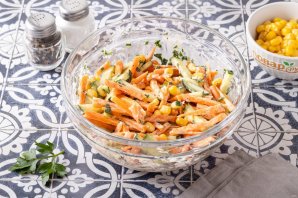 Салат с морковью, огурцом и кукурузой Салат с морковью, огурцом и кукурузой