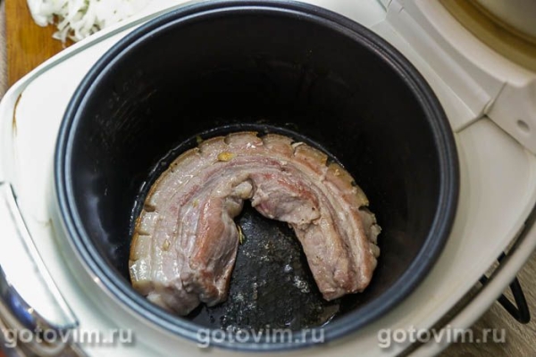 Свиная грудинка, зажаренная целым куском в мультиварке