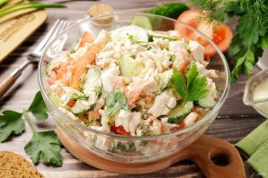 Салат с курицей, помидором и огурцом Салат с курицей, помидором и огурцом