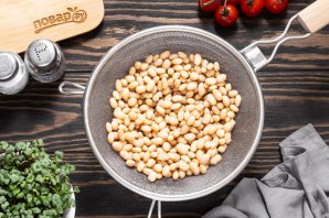 Постный салат с фасолью