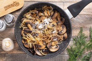 Шампиньоны жареные с луком