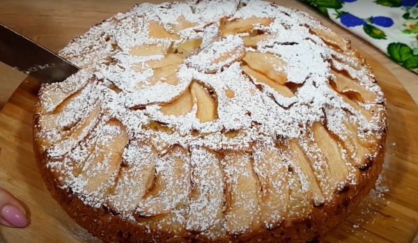 Пышная шарлотка на скорую руку. Рецепт вкусного пирога без яиц и молока