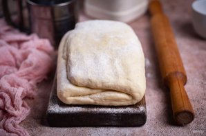 Слоеные пирожки с сыром и луком Слоеные пирожки с сыром и луком