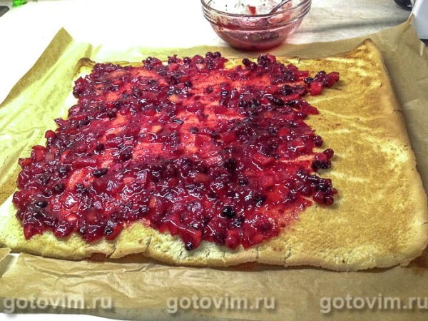Бисквитный рулет с клюквой, яблоками и апельсином