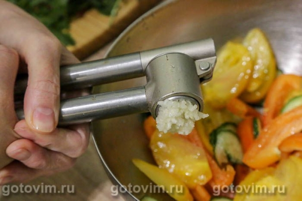 Салат с бурратой, овощами и чесночной заправкой