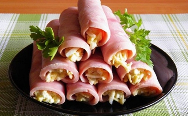 Ветчинные рулетики с чесноком, сыром и яйцами Ветчинные рулетики с чесноком, сыром и яйцами