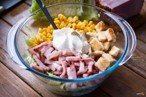 Салат с кукурузой и сухариками Салат с кукурузой и сухариками