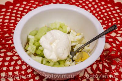 Салат из консервированного тунца, яиц и сельдерея