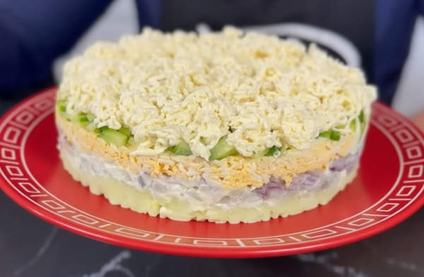 Рецепт, который удивит гостей: готовим &laquo;Корону Норвегии&raquo; &ndash; салат, который исчезает со стола быстрее оливье