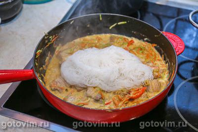 Свинина Тхабо в кокосовом молоке с овощами и рисовой лапшой Свинина Тхабо в кокосовом молоке с овощами и рисовой лапшой