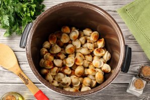 Пельмени в сметане в мультиварке Пельмени в сметане в мультиварке