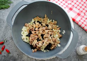 Салат с курицей в грейпфруте