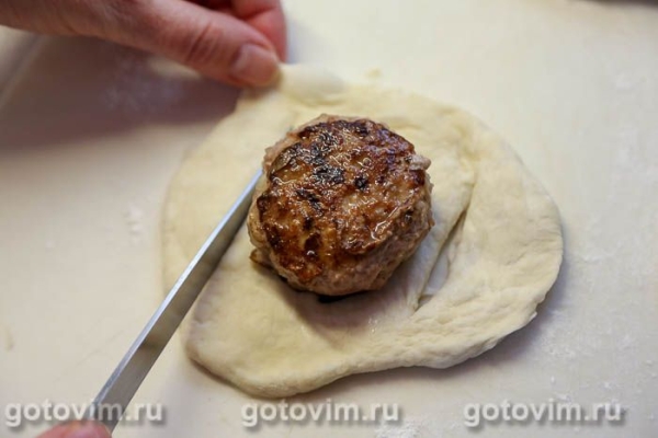 Булочка-плетенка с котлетой