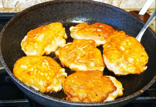 Вкусняшки к чаю за 15 минут: нежные и ароматные яблочные оладьи. Простой рецепт! Вкусняшки к чаю за 15 минут: нежные и ароматные яблочные оладьи. Простой рецепт!