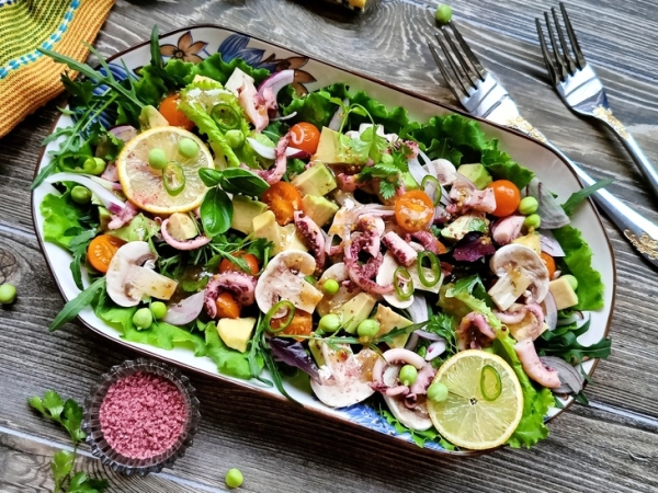 Салат с кальмаром, авокадо и свежими шампиньонами Салат с кальмаром, авокадо и свежими шампиньонами