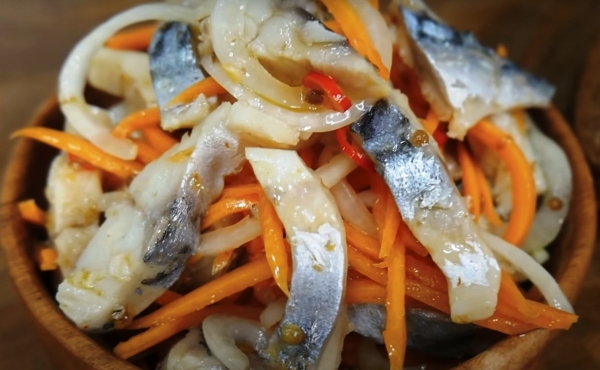 С такой закуской и чёрная икра не нужна. Невероятно вкусная маринованная скумбрия для закуски на праздничный стол С такой закуской и чёрная икра не нужна. Невероятно вкусная маринованная скумбрия для закуски на праздничный стол