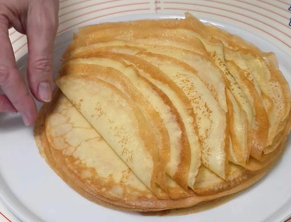 Заменила обычные блины на &laquo;мешочки&raquo; с сюрпризом: секрет закуски, которая первой исчезает со стола