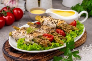 Куриные грудки со спаржей под голландским соусом Куриные грудки со спаржей под голландским соусом