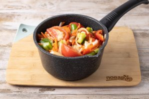 Салат из помидоров, перца, моркови и лука на зиму Салат из помидоров, перца, моркови и лука на зиму