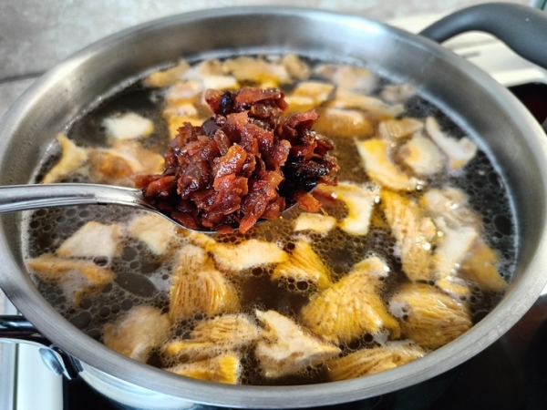 Фасолевый суп с лисичками и копчеными рёбрышками Фасолевый суп с лисичками и копчеными рёбрышками