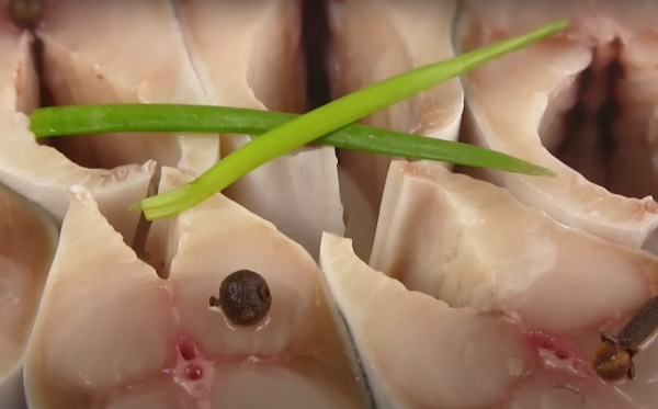 Малосольная скумбрия в домашних условиях. Как быстро и вкусно засолить скумбрию дома: простой рецепт