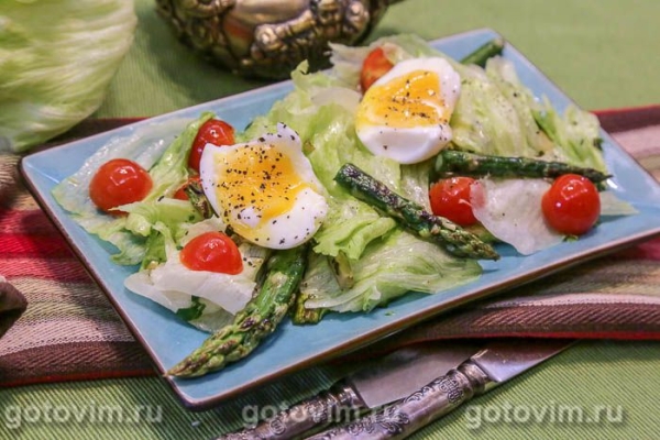 Овощной салат с жареной спаржей и яйцом