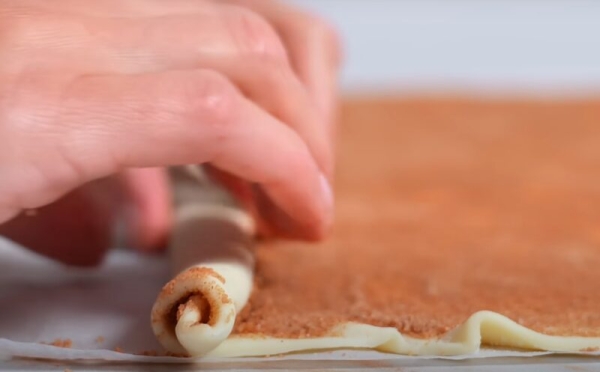 Невероятно вкусно: ароматная выпечка из слоеного теста. «Синнабоны» с корицей и кремом из маскарпоне. Невероятно вкусно: ароматная выпечка из слоеного теста. «Синнабоны» с корицей и кремом из маскарпоне.