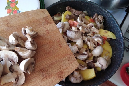 Тушёная говядина со свежим зелёным горошком Тушёная говядина со свежим зелёным горошком