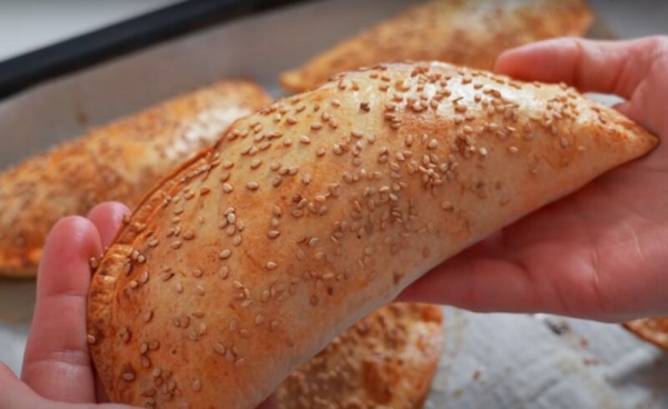 Все восторге от этого рецепта. Невероятно вкусные чебуреки из лаваша в духовке