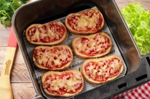Бутерброды с колбасой и сыром Бутерброды с колбасой и сыром