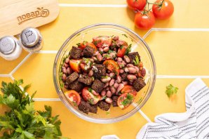 Салат с сухариками и фасолью Салат с сухариками и фасолью