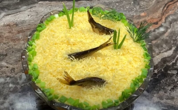 Рецепт из советского детства. Простой и вкусный салат со шпротами на праздничный стол Рецепт из советского детства. Простой и вкусный салат со шпротами на праздничный стол