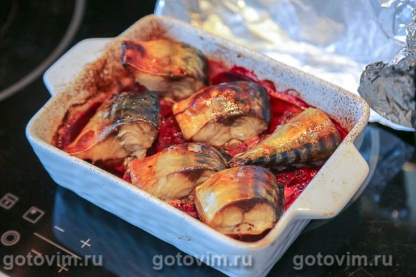 Скумбрия, запеченная на овощной подушке со свеклой и морковью Скумбрия, запеченная на овощной подушке со свеклой и морковью