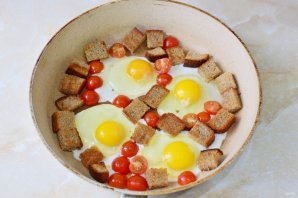 Яичница с гренками Яичница с гренками