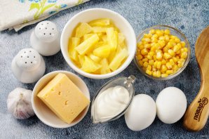 Салат с ананасом, сыром и кукурузой Салат с ананасом, сыром и кукурузой