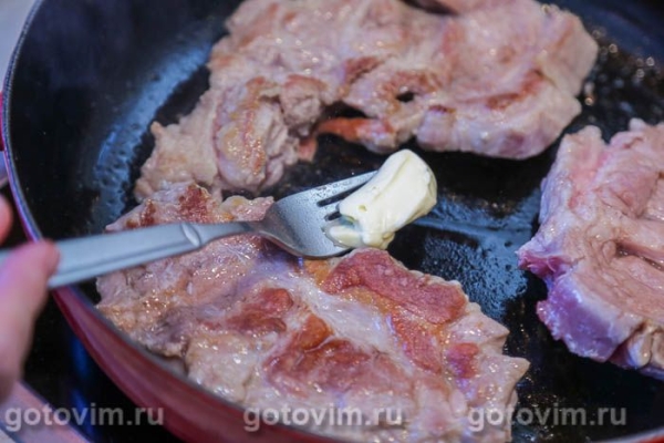 Отбивные из свиной шейки со сладким перцем и чили