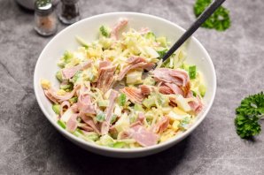 Салат "Фантазия" с яйцами и сыром Салат "Фантазия" с яйцами и сыром