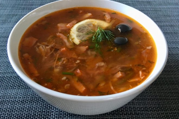 Ароматная солянка из говядины с копченостями Ароматная солянка из говядины с копченостями