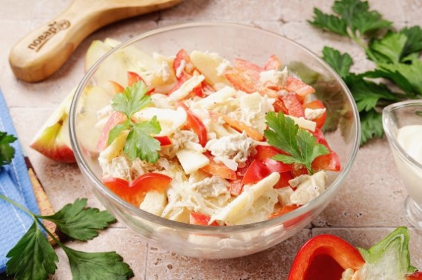 Салат с курицей, перцем и яблоком Салат с курицей, перцем и яблоком