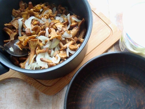 Запечённые лисички в сметане Запечённые лисички в сметане