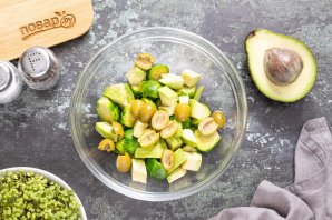 Салат с авокадо и брюссельской капустой Салат с авокадо и брюссельской капустой