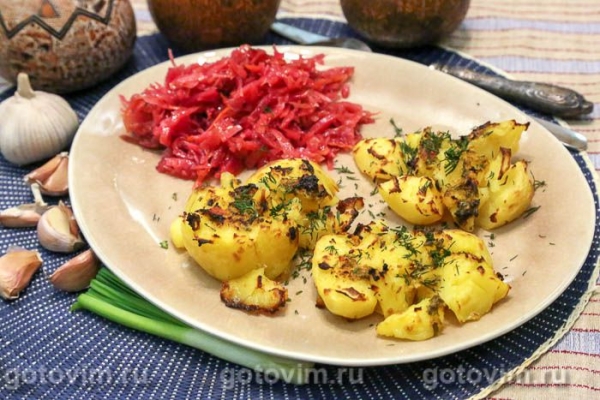 Мятая картошка с соусом мохо в духовке