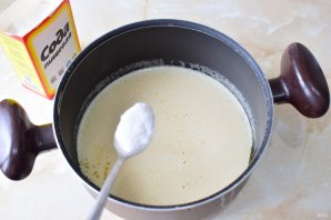 Медовик с клубникой и сметанным кремом Медовик с клубникой и сметанным кремом