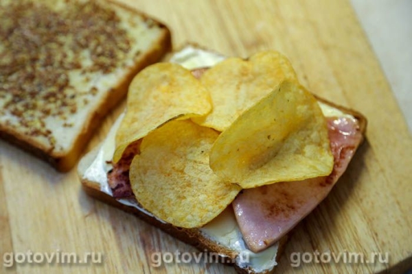 Арканзасский сэндвич с жареной колбасой и чипсами Арканзасский сэндвич с жареной колбасой и чипсами