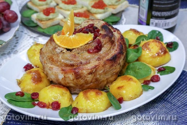 Рулет из свиного подчеревка (пашины) с клюквой и мандаринами Рулет из свиного подчеревка (пашины) с клюквой и мандаринами