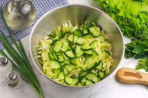 Салат из свежей капусты и крабовых палочек Салат из свежей капусты и крабовых палочек