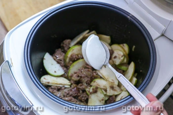 Куриная печень с яблоками, луком и сметаной в мультиварке