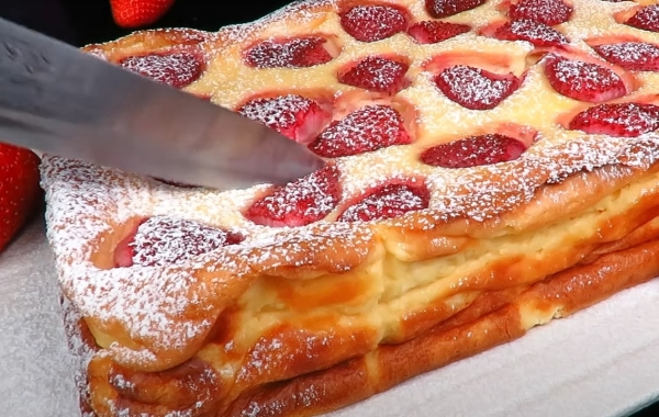 Творожная запеканка с клубникой. Рецепт домашней выпечки с творогом: сырник без муки