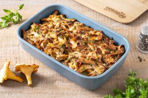 Лисички, запеченные в сметане с картофелем Лисички, запеченные в сметане с картофелем