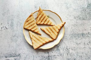 Брускетты с говяжьим языком и корнишонами